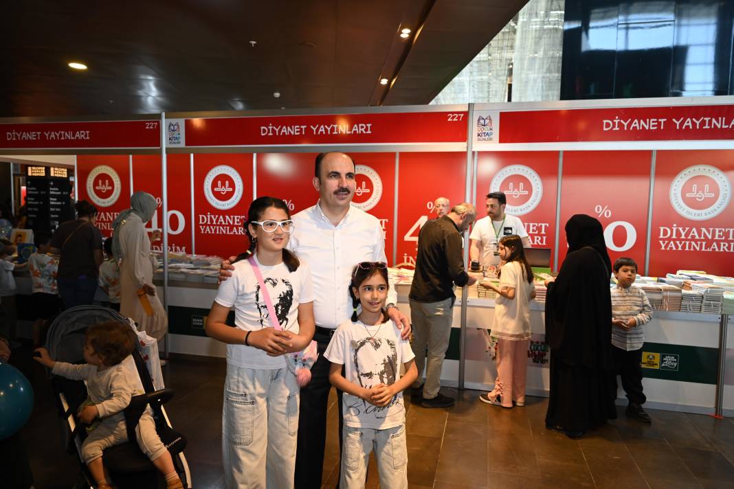 Başkan Altay minik kitap kurtlarıyla bir arada 7